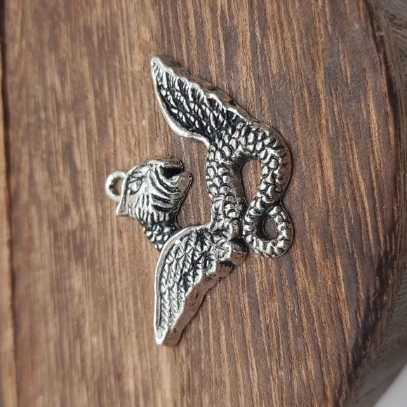 Dramatic‎ soaring dragon pendant - Picture 1 of 2
